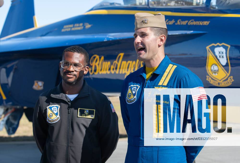 Syndication: News-Journal Blue Angels 4 crew chief Leon Grant, left ...