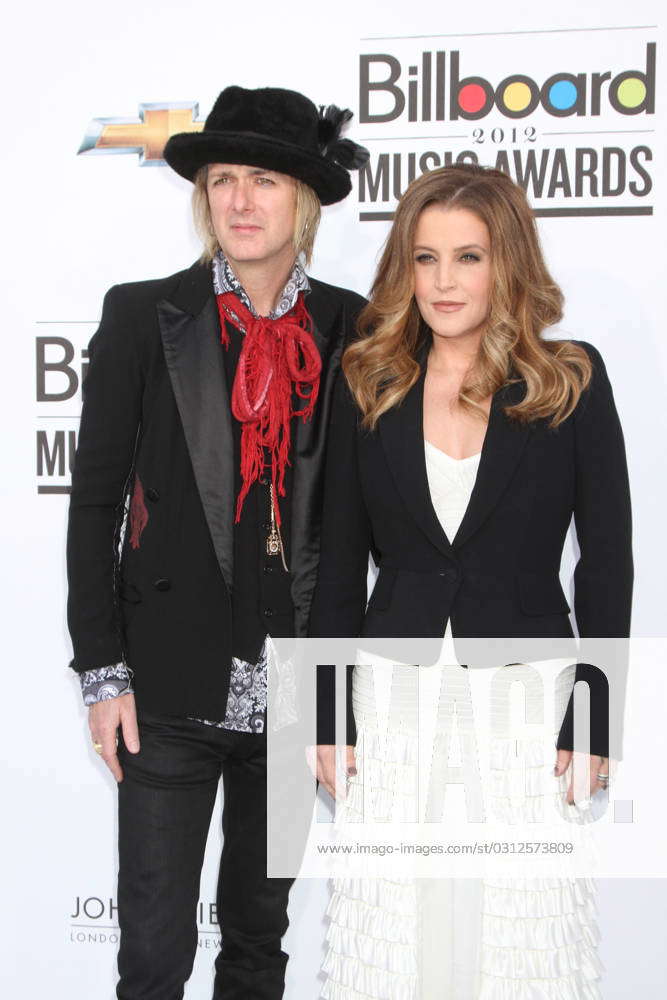 Lisa Marie Presley and Michael Lockwood walk the red carpet at the ...