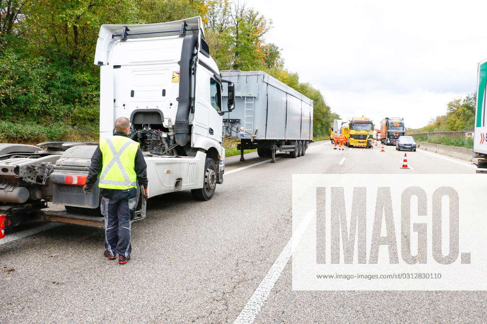 Lebensgefahr Nach Lkw-Unfall Auf A8 Bei Pforzheim: Lkw Kracht Mit ...