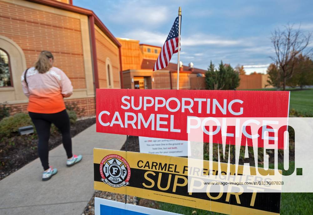 syndication-the-indianapolis-star-voters-pass-election-signs-to-go-in