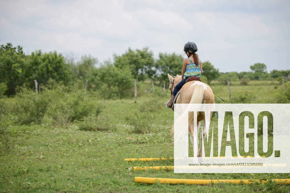 IMAGO Creative, Kinder auf dem Reiterhof Little Girl Horseback Riding ...