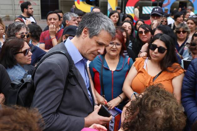 Santiago, Parents and students of emblematic high schools in Santiago ...