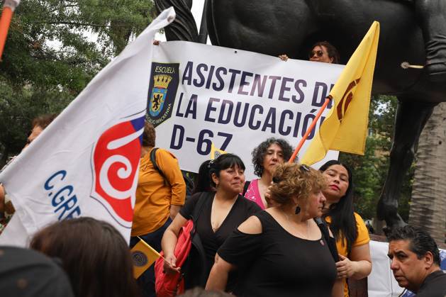 Santiago, Parents and students of emblematic high schools of Santiago ...