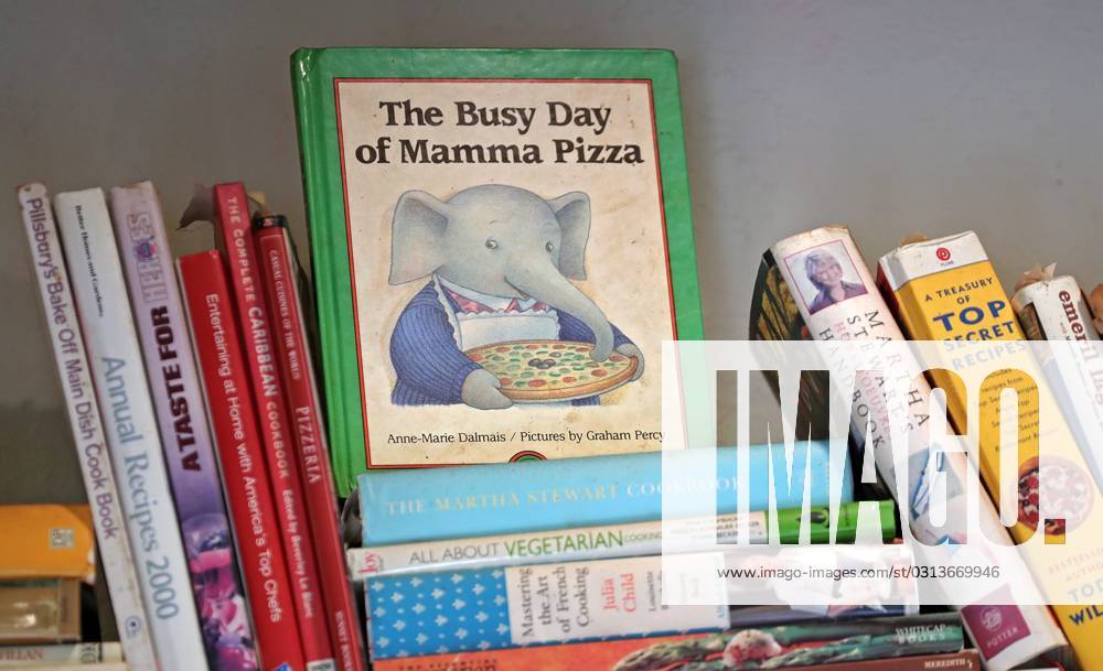 Syndication Akron Beacon Journal The Busy Day of Mamma Pizza a