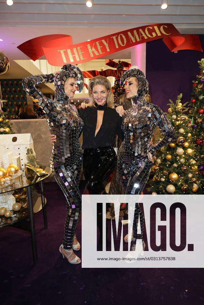 GALA CHRISTMAS SHOPPING NIGHT 09 11 2023 Christine Deck with dancers