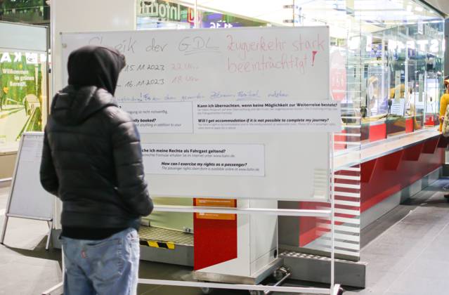 Gdl Streik Leere Bahnsteige Am Berliner Hauptbahnhof Fahrgäs Der Bahnstreik Der Gewerkschaft