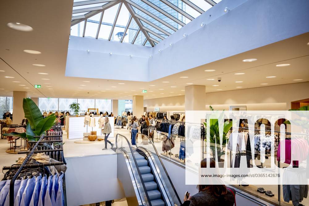 ROTTERDAM - Visitors In Zara During The Opening Of The Largest Store Of ...