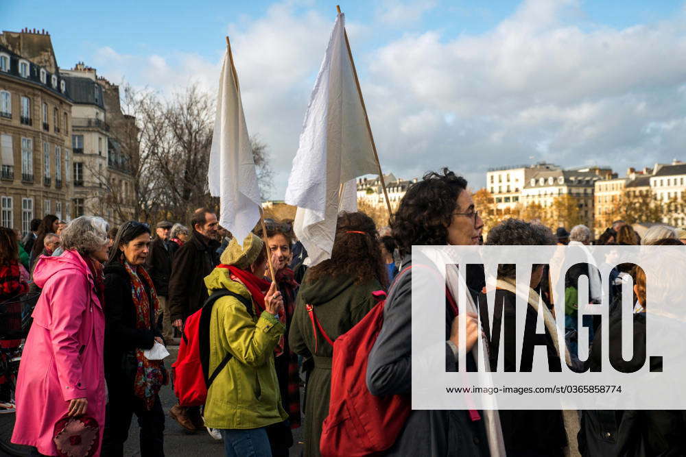 Silent March For Peace - Paris White flags at the Silent March for ...