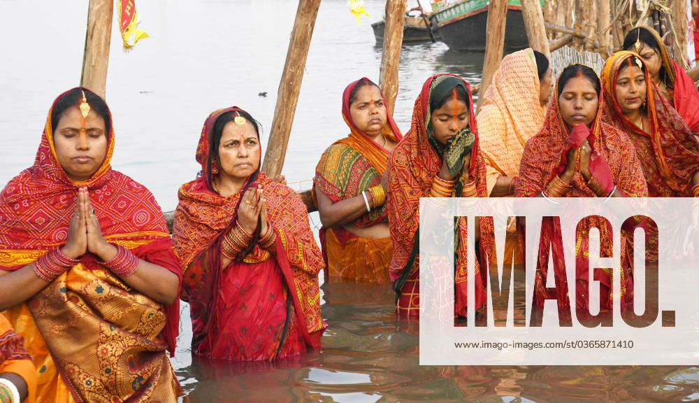 PATNA, INDIA NOVEMBER 19: Chhath devotees perform rituals in Ganga ...