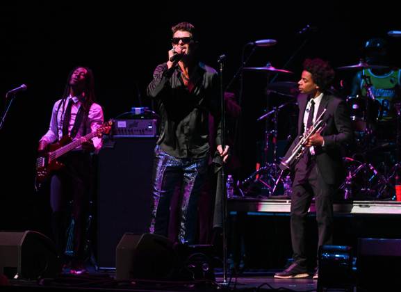 Robin Thicke performs at Hard Rock Live held at the Seminole Hard Rock ...