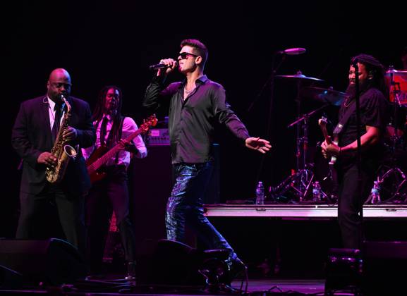 Robin Thicke performs at Hard Rock Live held at the Seminole Hard Rock ...