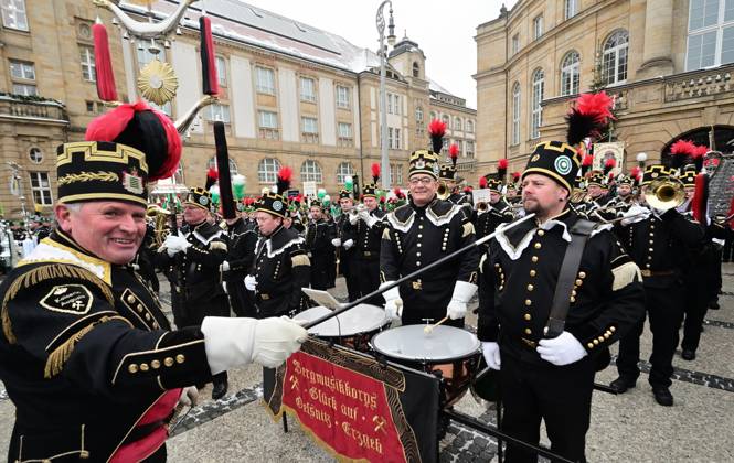 Traditionelle Chemnitzer Bergparade Zum Auftakt Der Weihnachtszeit ...