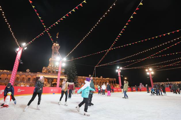 RUSSIA, MOSCOW - DECEMBER 2, 2023: People ice skate on an ice rink at ...