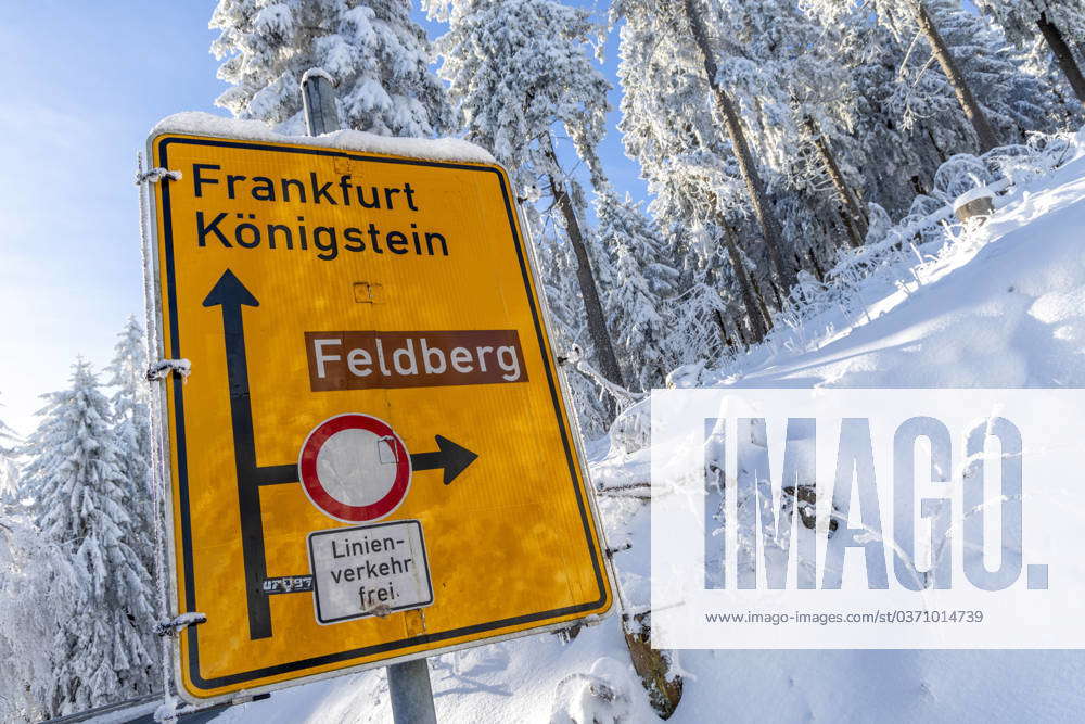 Winter weather on the Großer Feldberg With sunshine and blue skies ...