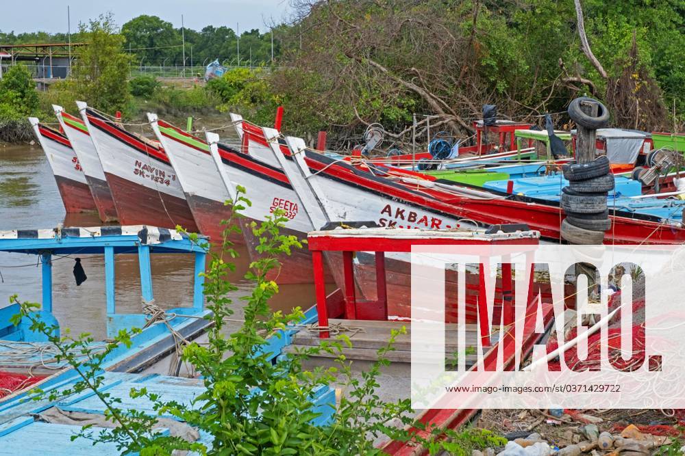 Bunte traditional Fishing boats from Wood to the Coast from Guyana ...