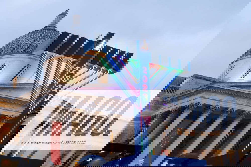 London, Erstes Licht an ChanukkaLeuchtern auf Trafalgar Square