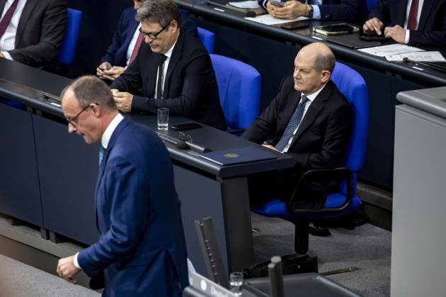 Federal Chancellor Olaf Scholz 2R , Federal Minister of Economics ...