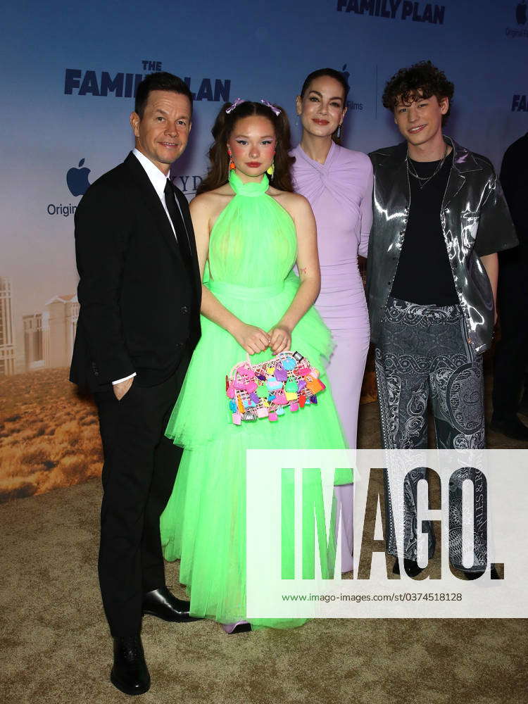 13 December 2023 - Las Vegas, NV - Mark Wahlberg, Zoe Colletti ...