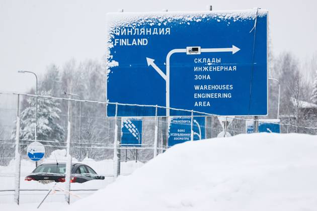 RUSSIA, LENINGRAD REGION - DECEMBER 14, 2023: A direction sign is ...