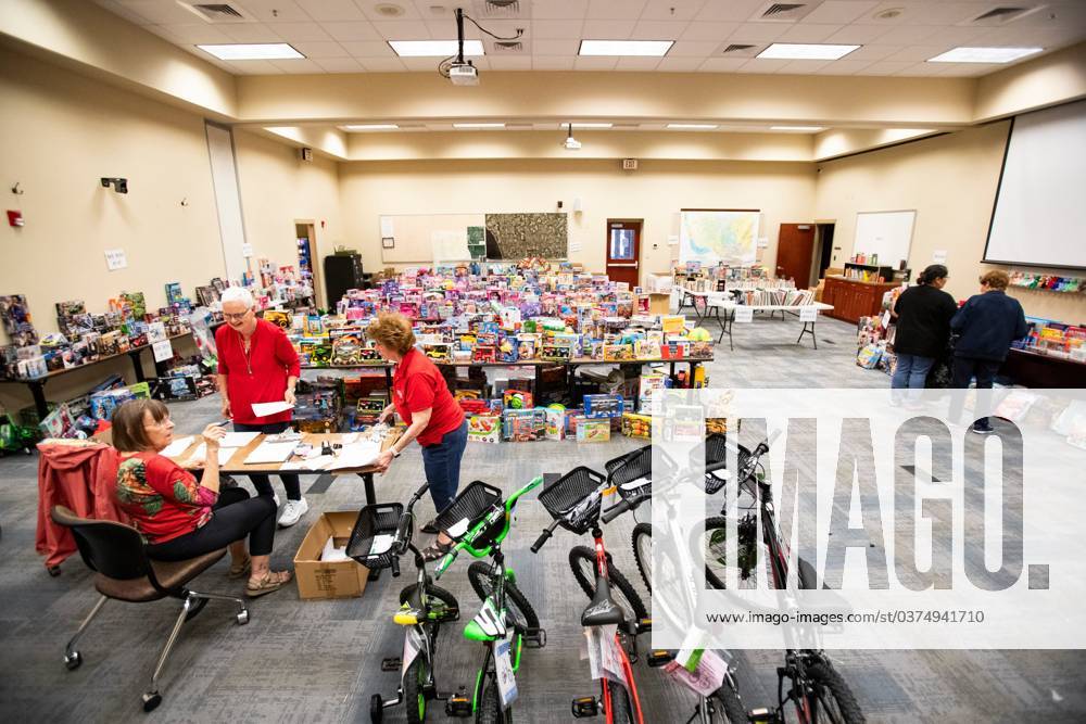 Syndication Naples Daily News Families pick out toys for their