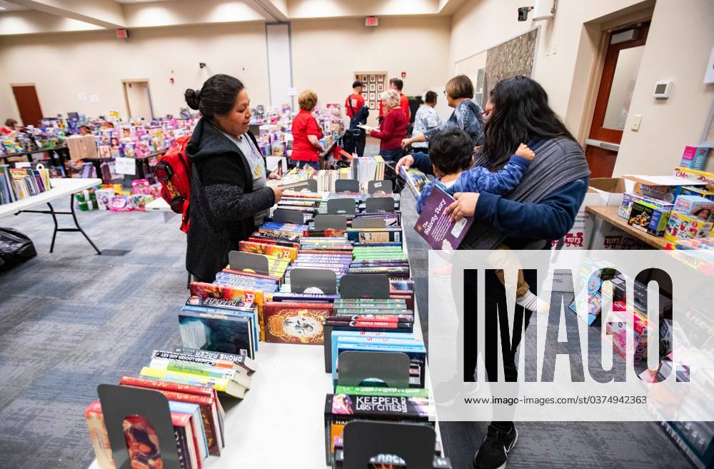 Syndication Naples Daily News Families pick out toys for their