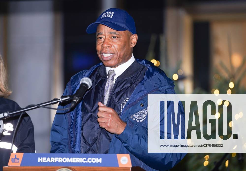 Celebrating the Holiday Season Open Streeon 5th Avenuet (NEW