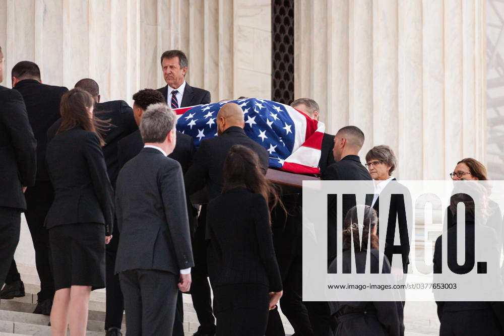 Justice Sandra Day OConnor lies in repose at the Supreme Court The flag ...