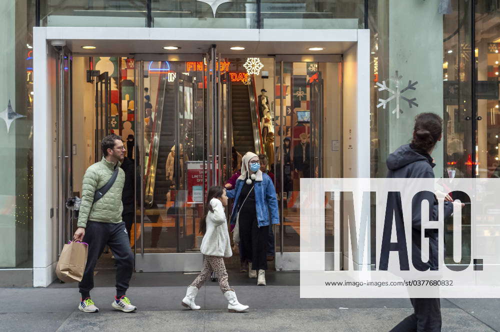 Holiday Open Streets on Fifth Avenue in New York Uniqlo store during ...