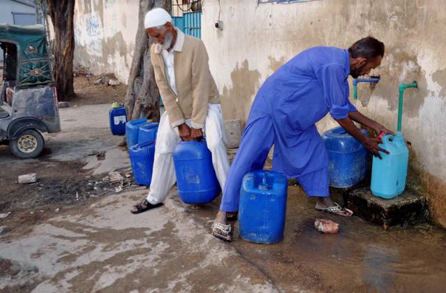 HYDERABAD, PAKISTAN, DEC 16: People are filling their water cans from ...