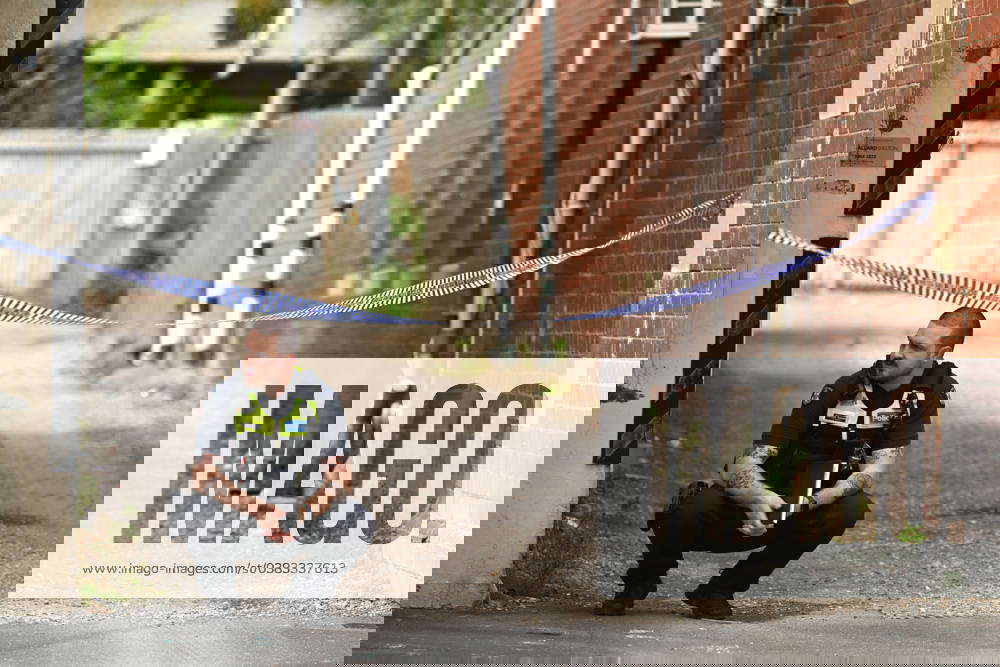 ICE CREAM SHOP FIRE MELBOURNE, Victorian Police officers at a crime