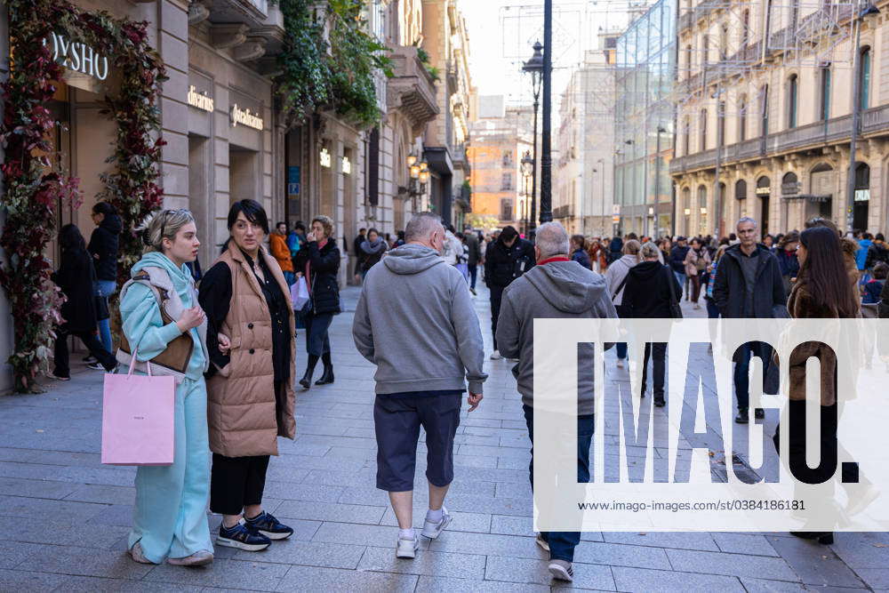 January 7 2024 Barcelona Barcelona Spain Tourists Take Advantage   M 