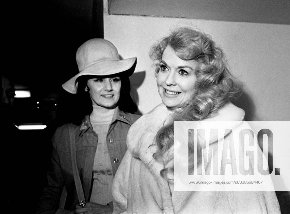 Syndication: The Tennessean Donna Douglas, right, best known as Elly ...