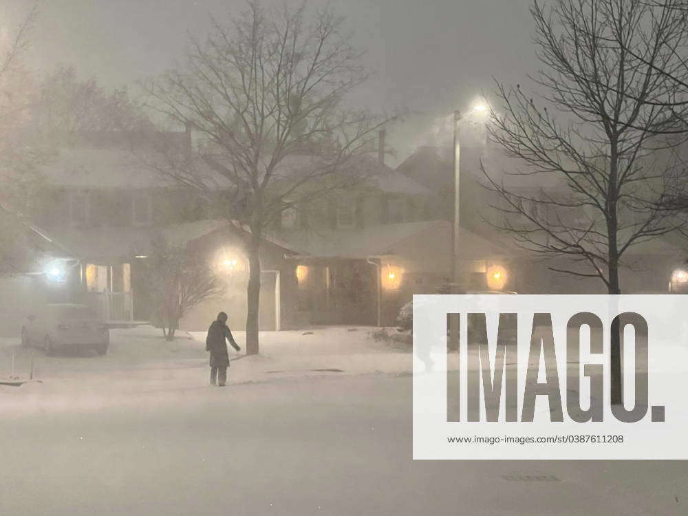 Massive Blizzard In Toronto, Canada A massive blizzard is hitting ...