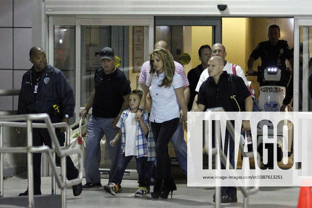 A tired looking Britney Spears seen with her father Jamie and two sons ...