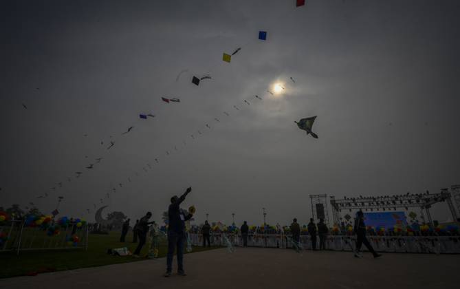 New Delhi India January 13 People Flying Kites During The First International Kite Festival 8259