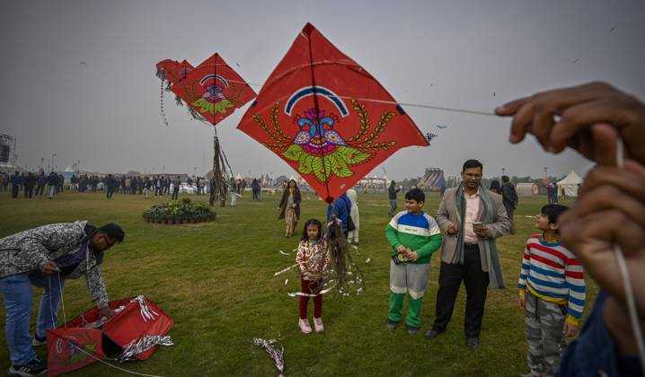 New Delhi India January 13 People Flying Kites During The First International Kite Festival 9431