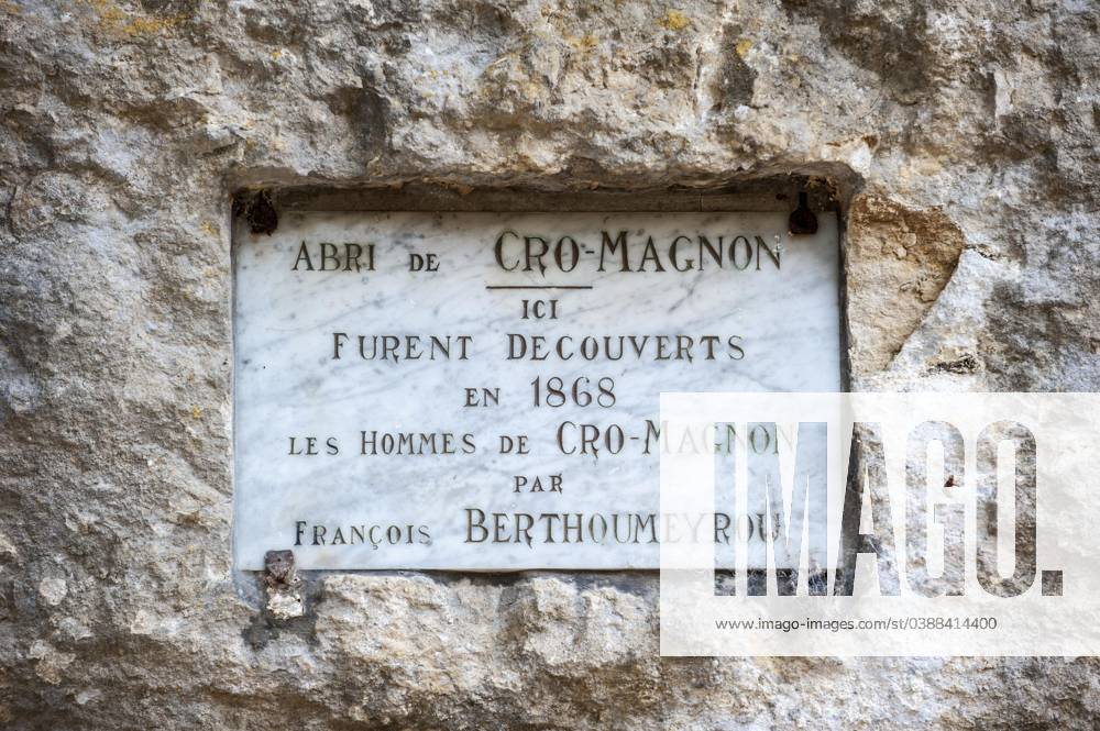 Commemorative plaque to Reminder to the Discovery of CRO Magnon People ...