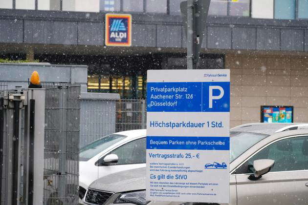 Düsseldorf 17 10 2022 Aldi parking space service supermarket discounter
