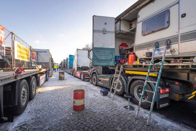 Trucking companies and farmers protest in Berlins government district ...