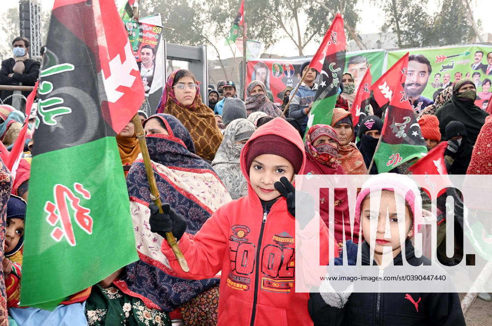 KOT ADDU, PAKISTAN, JAN 20: A large number of supporters of Peoples ...