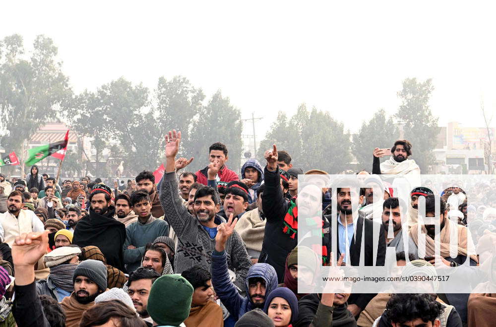 KOT ADDU, PAKISTAN, JAN 20: A large number of supporters of Peoples ...