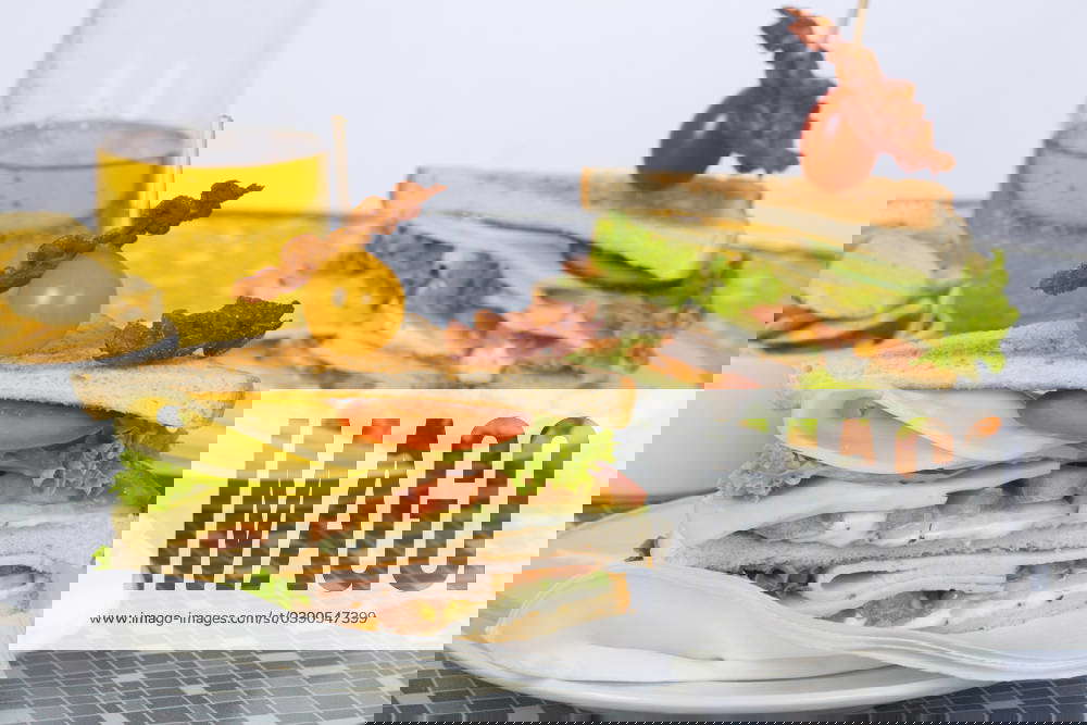 Zwei Sandwiches Clubsandwich mit Tomaten, Putenbrust und