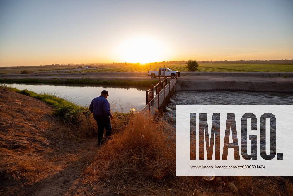 Syndication El Paso Times Water master Robert Rios walks down to