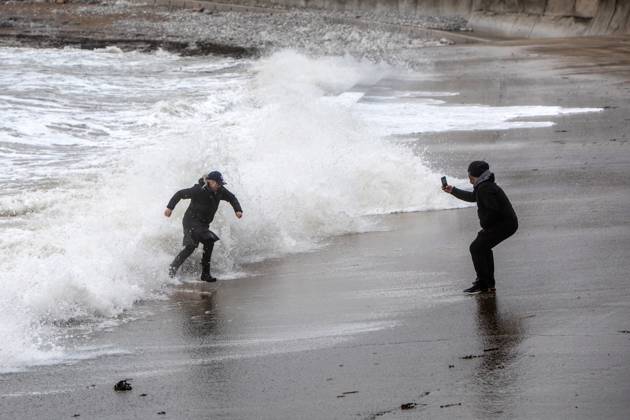 Storm Isha battles parts parts of the UK as spectators brave the ...