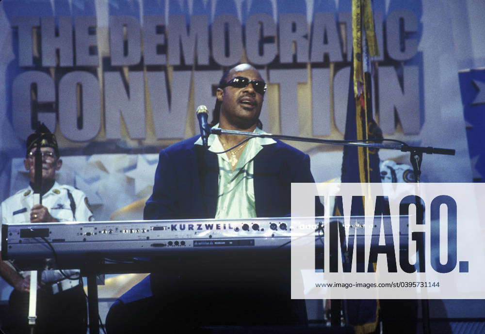 Stevie Wonder performs following Al Gores nomination speech at the 2000 ...