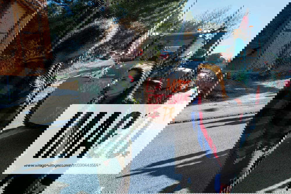 Farmers Protest Toulon Rassemblement National MP Julie Lechanteux talks to a protester during the