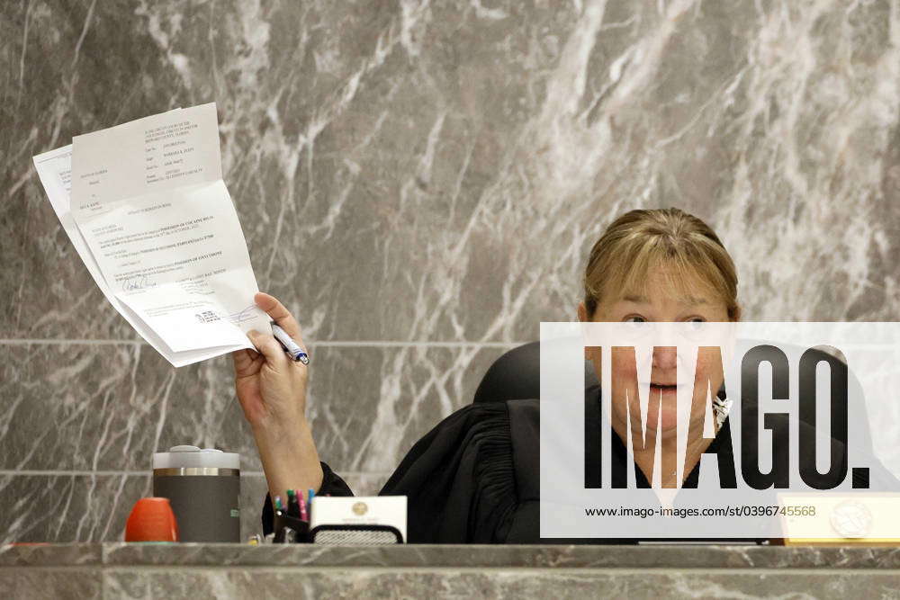 US-NEWS-MUS-KODAK-BLACK-1-FL Judge Barbara Duffy holds up a bond ...