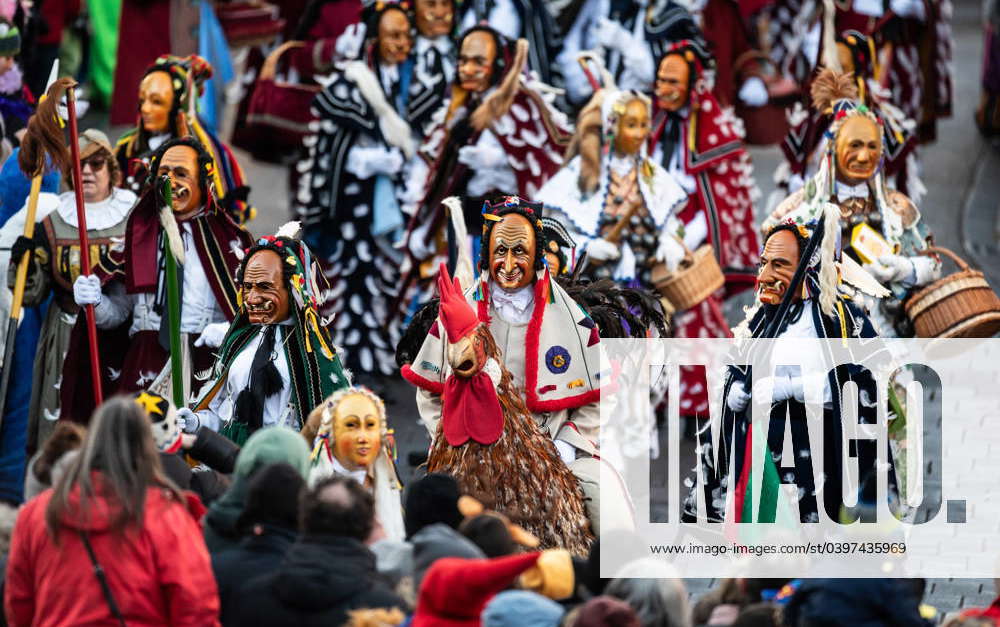 Numerous jester figures from the Rottweil jesters guild at the parade ...