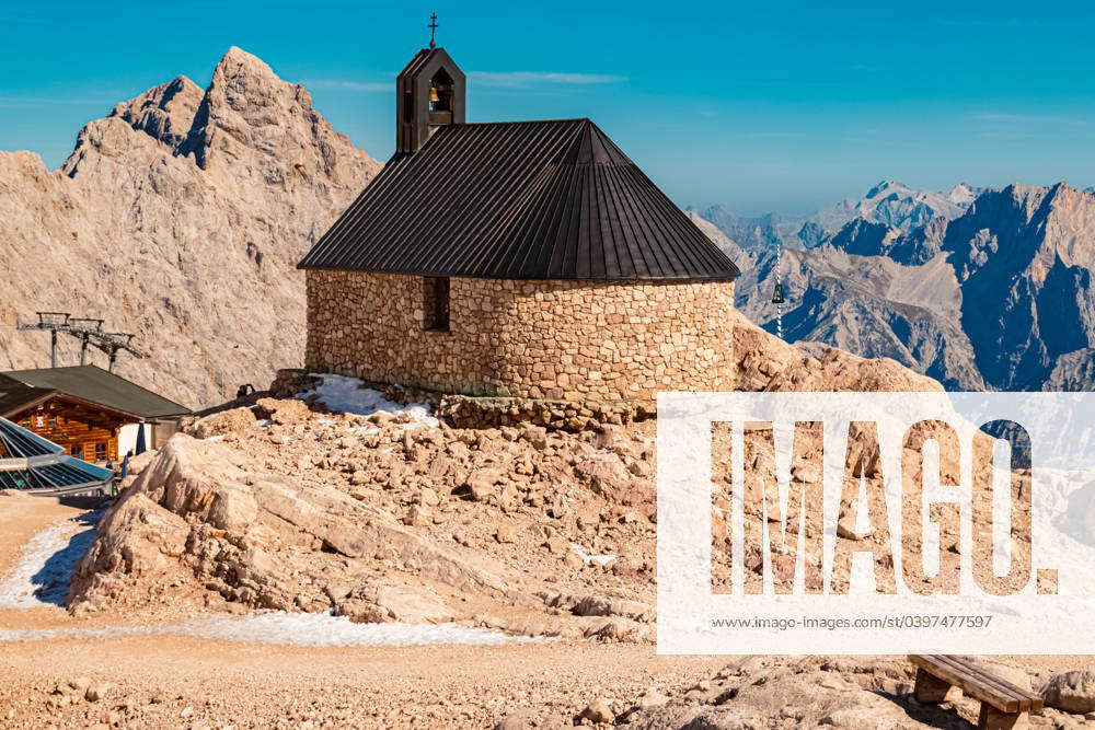 Alpine summer view with a chapel at Schneeferner glacier, Zugspitzplatt ...