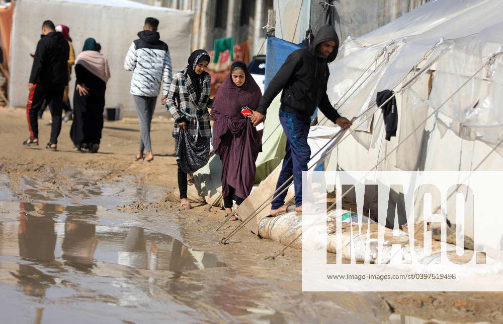 (240129) -- GAZA, Jan. 29, 2024 -- People are seen after rainfall at a ...